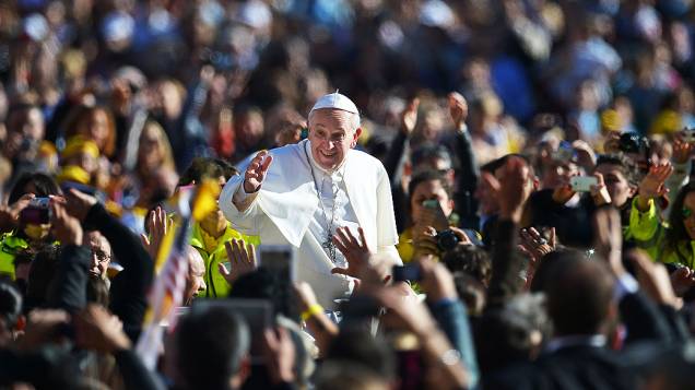 Papa Francisco acena para os fiéis durante sua chegada para a audiência semanal na praça São Pedro, no Vaticano, nesta quarta-feira (06)