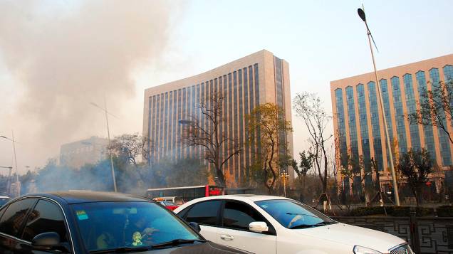  Pelo menos uma pessoa morreu e oito pessoas ficaram feridas em uma série de explosões nesta quarta-feira (6/11) diante de uma sede regional do Partido Comunista Chinês<br> 