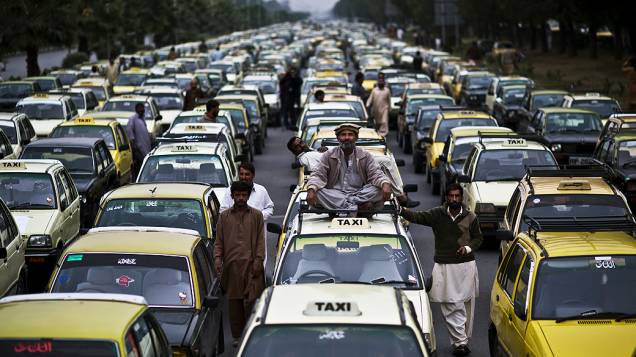 Taxistas bloqueiam uma avenida durante um protesto perto do Parlamento, em Islamabad, no Paquistão