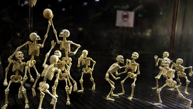 Esqueletos esculpidos em marfim de mamute durante exposição em Hong Kong. A maior parte do marfim traficado ilegalmente para a Ásia vai para a China