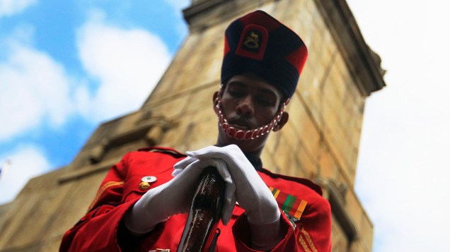 Soldado presta homenagem em frente ao memorial da II Guerra Mundial, durante um evento que marca Dia da Memória, para comemorar os sacrifícios dos membros das forças armadas e dos civis em tempos de guerra, em Colombo, no Sri Lanka