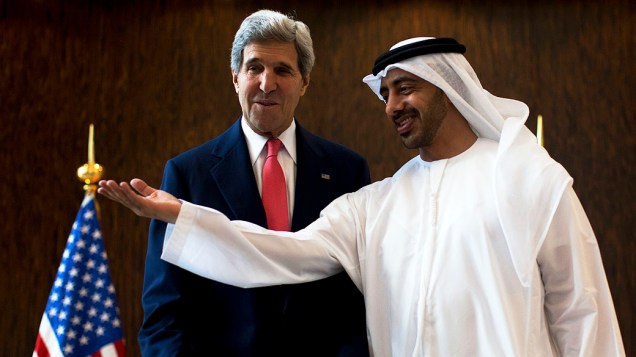 Secretário de Estado John Kerry se reúne com o chanceler dos Emirados Árabes, Abdullah bin Zayed al-Nahyan, no Ministério das Relações Exteriores, em Abu Dhabi