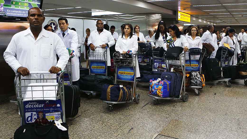 Médicos cubanos desembarcam no Aeroporto Internacional de Guarulhos; 150 médicos cubanos farão treinamento de três semanas para participarem do Programa Mais Médicos do Governo Federal