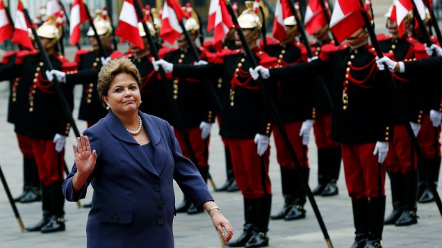 Presidente Dilma Rousseff recebe honras militares em sua chegada ao Palácio do Governo, em Lima, Peru