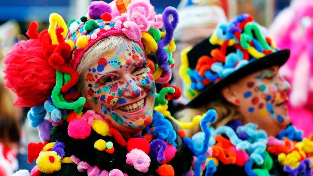 Foliões comemoram o início do carnaval em Duesseldorf, na Alemanha