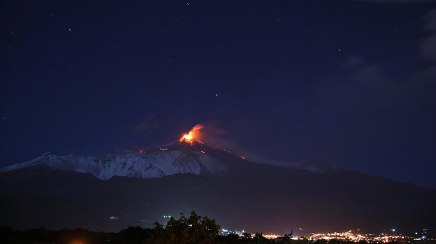Erupção do vulcão Etna nesta segunda-feira (11), na costa leste da ilha italiana da Sicília