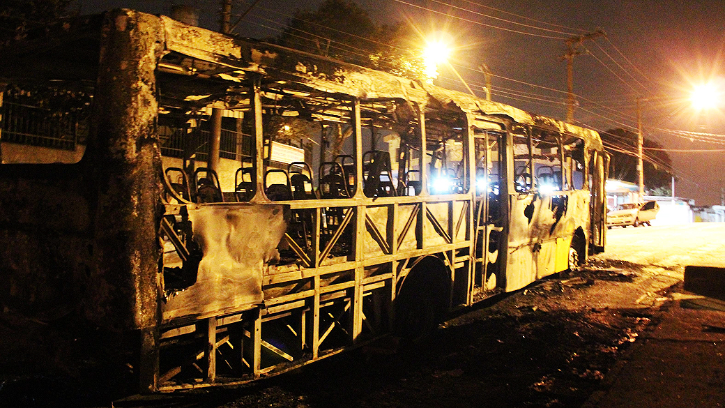 Cinco ônibus foram incendiados e ficaram totalmente destruídos, na zona leste de São Paulo, na madrugada desta terça-feira (12)