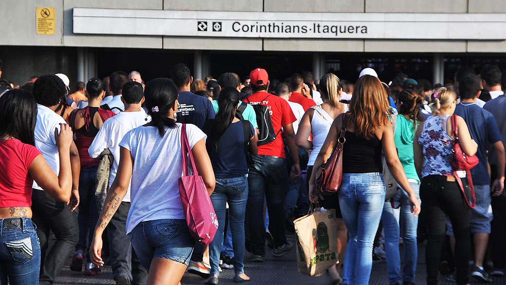 Movimentação intensa de passageiros na estação Corinthians-Itaquera do Metrô, na zona leste de São Paulo, SP, na manhã desta terça-feira (12), após uma falha na linha 11 Coral da Companhia Paulista de Trens Metropolitanos (CPTM), entre as estações Guaianazes e Luz