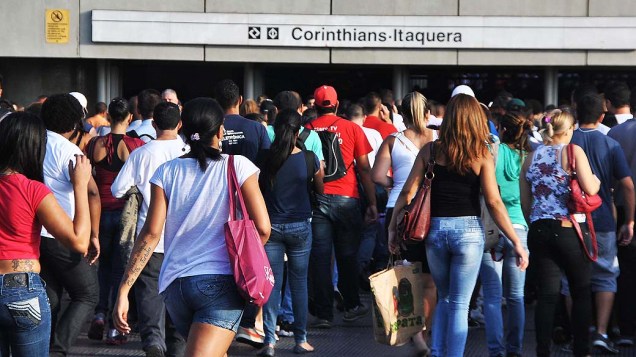 Movimentação intensa de passageiros na estação Corinthians-Itaquera do Metrô, na zona leste de São Paulo, SP, em 12/11/2013, após uma falha na linha 11 Coral da Companhia Paulista de Trens Metropolitanos (CPTM), entre as estações Guaianazes e Luz