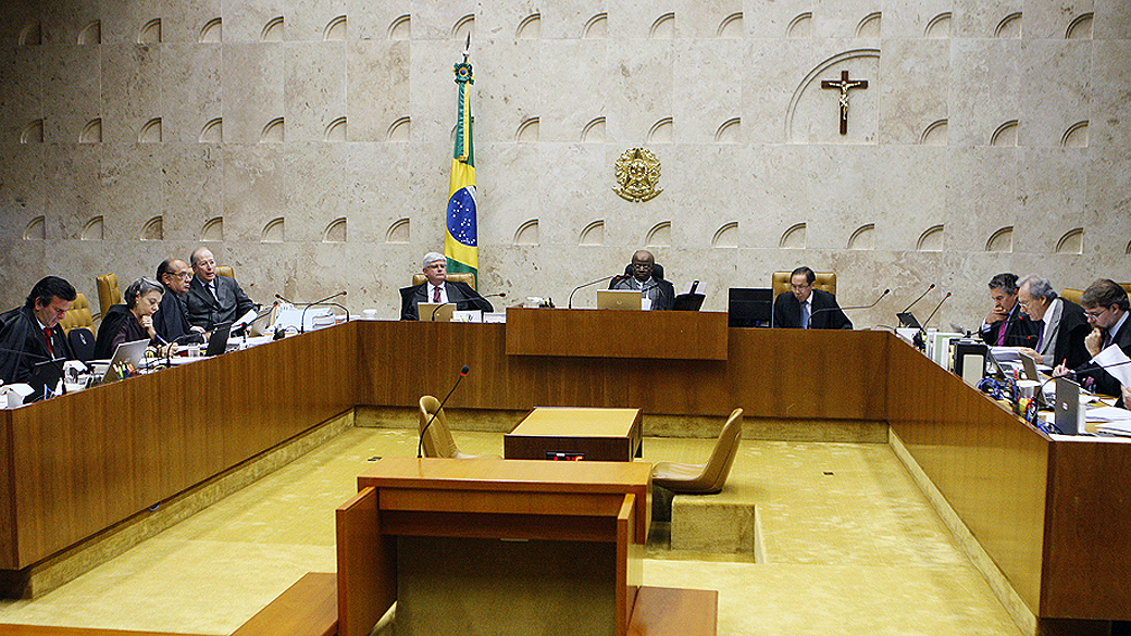 Ministros do STF (Supremo Tribunal Federal) durante sessão para julgar os recursos dos 13 réus que não tem direito aos embargos infringentes no processo do mensalão, nesta quarta-feira (13)