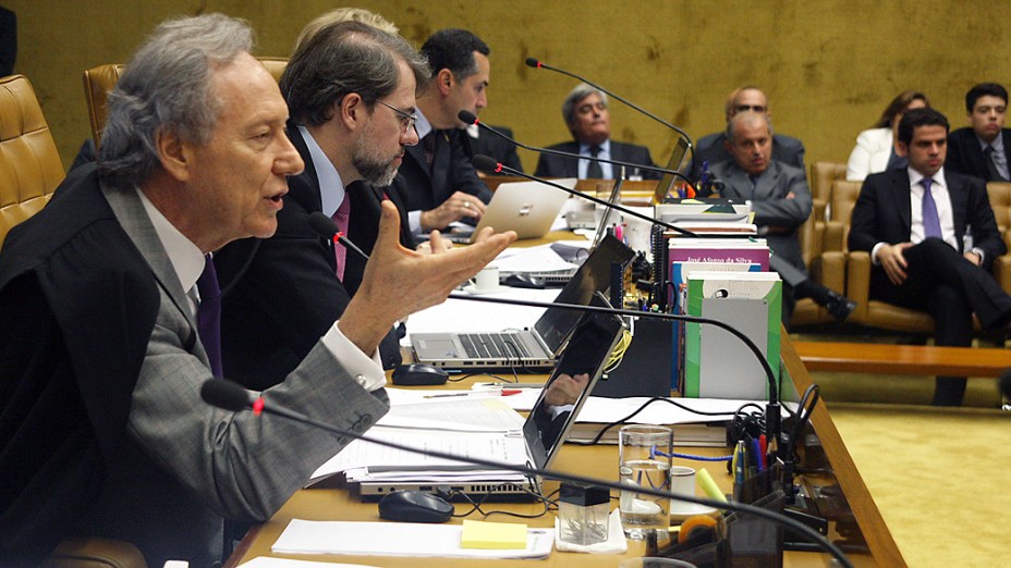O ministro Ricardo Lewandowski durante sessão no plenário do STF (Supremo Tribunal Federal) para julgar os recursos dos 13 réus que não tem direito aos embargos infringentes no processo do mensalão, nesta quarta-feira (13)