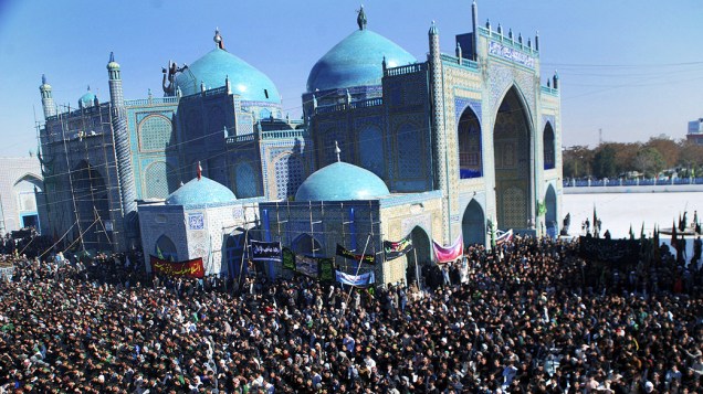 Milhares de xiitas participam de uma procissão para celebrar o primeiro mês do calendário muçulmano, em Mazar-i-Sharif, no Afeganistão