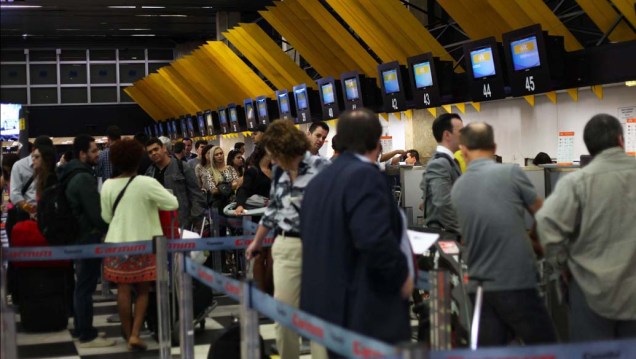 Grande movimentação de passageiros na manhã desta quinta-feira (14/11), no aeroporto de Congonhas, na zona sul de São Paulo (SP), na véspera de feriado da Proclamação da República