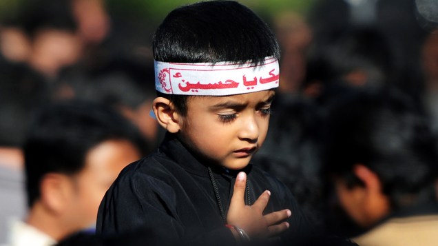 Menino paquistanês participa dos rituais de autoflagelação da Ashura, celebrada pelos muçulmanos como o dia do martírio do neto do profeta Maomé na batalha de Karbala