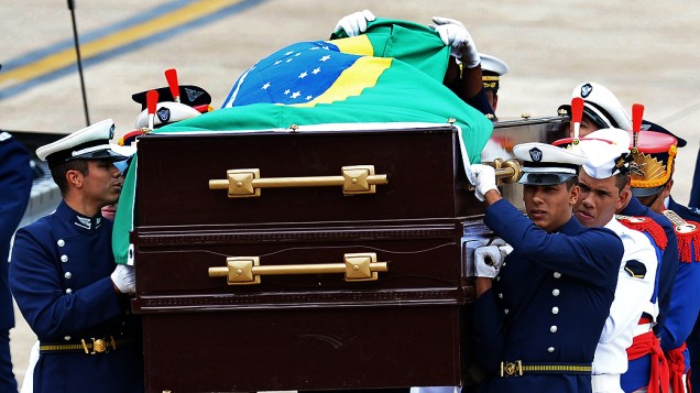 Restos mortais de Jango chegam a Brasília com honras militares
