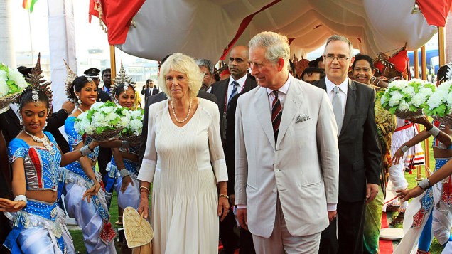 O príncipe Charles e a esposa Camilla são recebidos por dançarinas em Colombo, no Sri Lanka, nesta quinta-feira (14)  