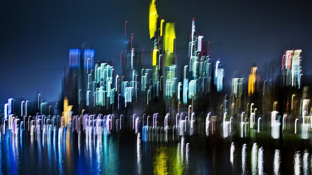 Imagem em longa exposição mostra a cidade de Frankfurt, na Alemanha à noite