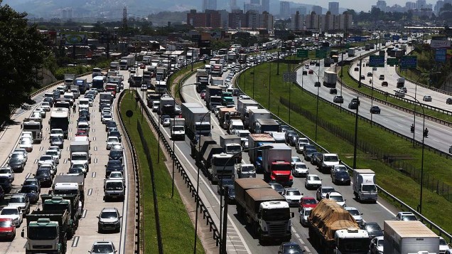  Trânsito na Rodovia Castello Branco, na altura da cidade de Osasco, na Grande São Paulo, SP, nesta quinta-feira (14), véspera de feriado prolongado