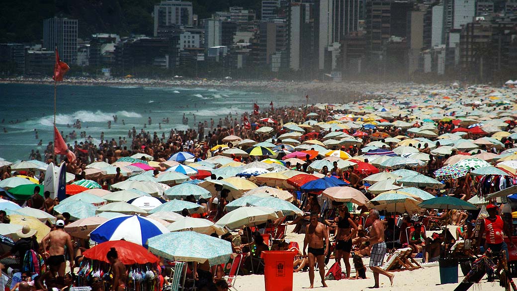 Movimentação de banhistas e turistas na praia de Ipanema, no Rio de Janeiro (RJ)