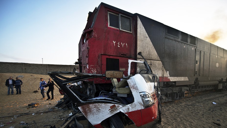 Acidente entre trem, caminhão e micro-ônibus deixa 24 mortos e 28 feridos em Dahshur, no Egito