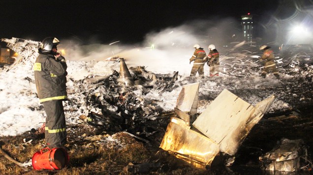 Bombeiros ainda trabalham no aeroporto internacional de Kazan onde a queda de um Boeing 737 matou 50 pessoas, na Rússia Bombeiros ainda trabalham no aeroporto internacional de Kazan onde a queda de um Boeing 737 matou 50 pessoas, na Rússia