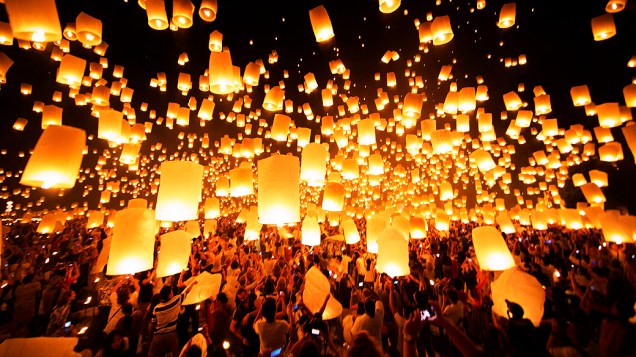 Balões de ar quente são lançados ao ar no Festival Loy Krathong, em Chiang Mai, na Tailândia