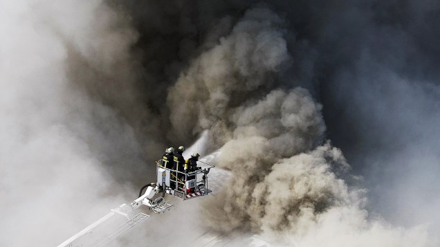 Bombeiros trabalham para controlar um incêndio no Teatro Municipal de Santiago, no Chile