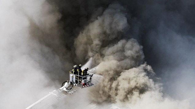 Bombeiros trabalham para controlar um incêndio no Teatro Municipal de Santiago, no Chile Bombeiros trabalham para controlar um incêndio no Teatro Municipal de Santiago, no Chile