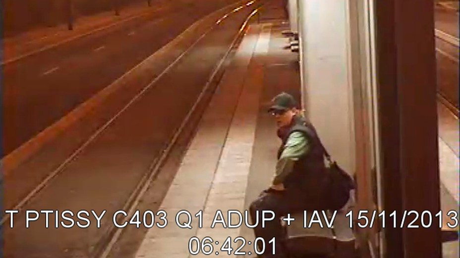Imagem de uma câmera de vigilância divulgada pela polícia mostra o homem suspeito de efetuar disparos dentro da sede do jornal Liberátion, atacar uma agência bancária, sequestrar um motorista e obrigá-lo a circular pelas ruas da capital francesa