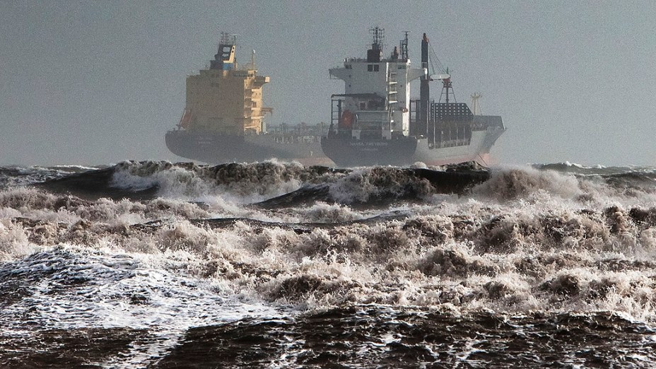 Navios cargueiros foram fotografados durante mar agitado e pelo vento no Golfo de Cagliari, na Sardenha