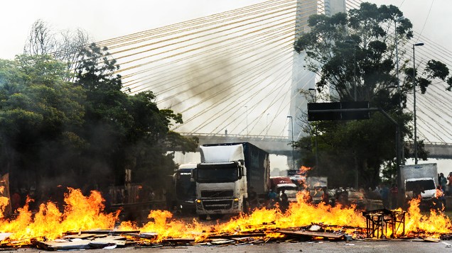 Protesto de moradores da Favela do Gato interditou pista da Marginal Tietê em São Paulo, na terça-feira (19/11). Os manifestantes atearam fogo em madeiras para bloquear a via