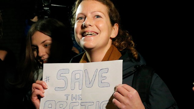 A ativista brasileira do Greenpeace, Ana Paula Maciel, deixou a prisão em São Petersburgo, na Rússia