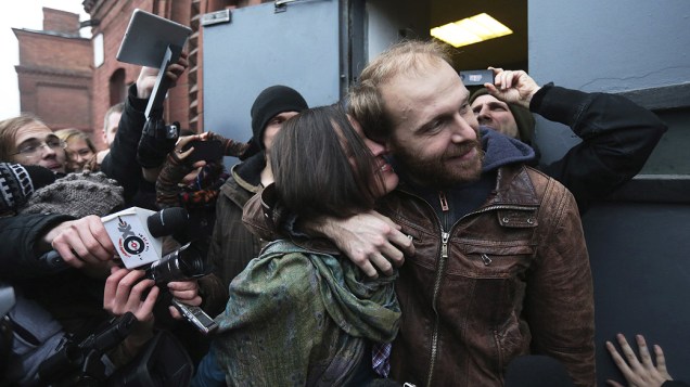 Fotógrafo russo Denis Sinyakov beija sua esposa Alina após ser libertado da prisão em São Petersburgo. Sinyakov é um dos vinte detidos pela guarda costeira russa durante um protesto do Greenpeace contra uma perfuração de petróleo no Ártico