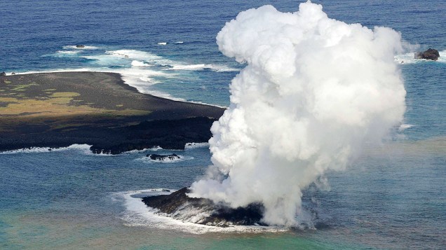 Uma erupção vulcânica formou uma nova ilha ao largo da costa de Nishinoshima, uma pequena ilha desabitada, na cadeia de ilhas Ogasawara no Japão