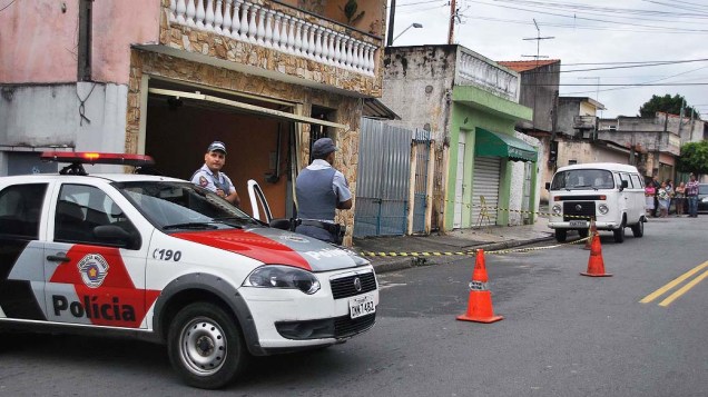 Pai e filho são baleados e mortos após perseguirem ladrões que haviam roubado a perua Kombi da família na Rua Caraipé no bairro da Vila Curuçá, na zona leste de São Paulo (SP)