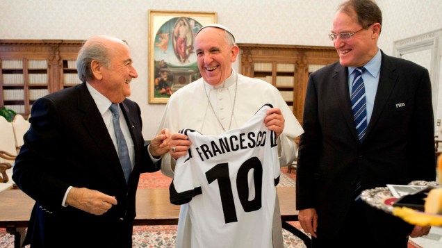 Papa Francisco ganha uma camisa de futebol do presidente da Fifa, Sepp Blatter, durante encontro no Vaticano
