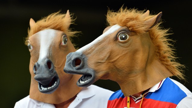 Torcedores usam máscaras de cavalo durante partida de críquete, na Austrália