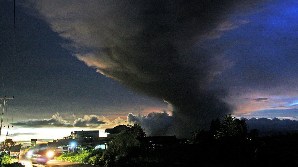 Cortina de fumaça é expelida durante erupção do vulcão Sinabung, ao norte da ilha de Sumatra, na Tailândia