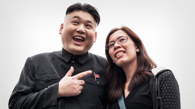 Howard, primeiro imitador profissional do ditador norte-coreano, Kim Jong-Un, posa para foto com uma turista, em Hong Kong, na China