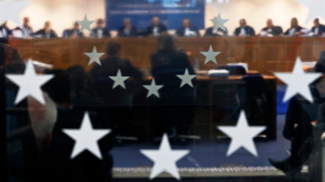 Juízes do Tribunal Europeu dos Direitos Humanos participam de uma audiência no tribunal em Estrasburgo, após queixa de uma mulher muçulmana, relativa a uma lei que proíbe rostos cobertos com véus em locais públicos, na França