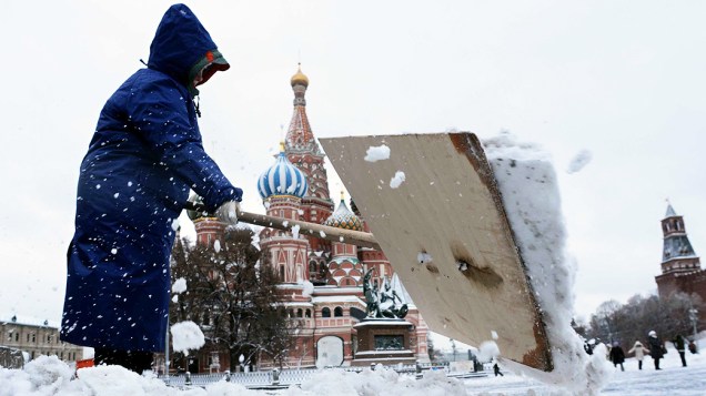 Trabalhadora remove a neve na Praça Vermelha, em Moscou. Neve caiu hoje em toda Moscou e seus arredores,  com temperaturas que atingiram -1 °C, com sensação térmica de - 4 °C, na Rússia