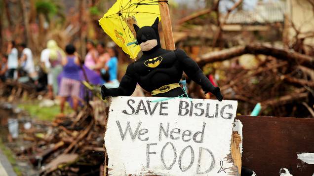 Brinquedo do batman é visto com a mensagem Salve Bislig, nós precisamos de comida em Palo, na província de Leyte, nas Filipinas