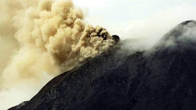 Vulcão ativo Sinabung, em Karo, no norte da Sumatra. As autoridades evacuaram cerca de 18.000 pessoas que vivem a 5 km do vulcão, na Indonésia