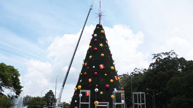 Estrela da Árvore de Natal em frente ao Parque Ibirapuera, zona sul de São Paulo (SP), é colocada na manhã desta segunda-feira (2)