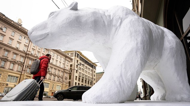 Estátua de um urso polar em tamanho real foi montado pelo Fundo Internacional para o Bem-Estar Animal (IFAW) marcando o início de um fórum internacional em Moscou, na Rússia