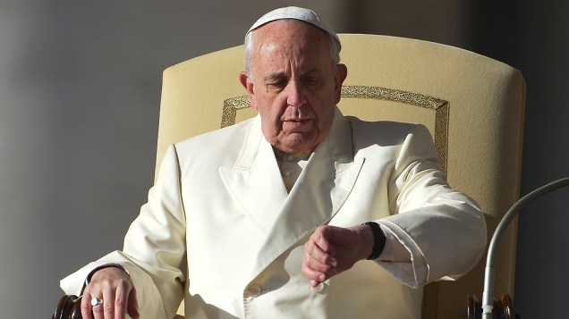 Papa Francisco olha para seu relógio antes de uma audiência geral na Praça de São Pedro, no Vaticano