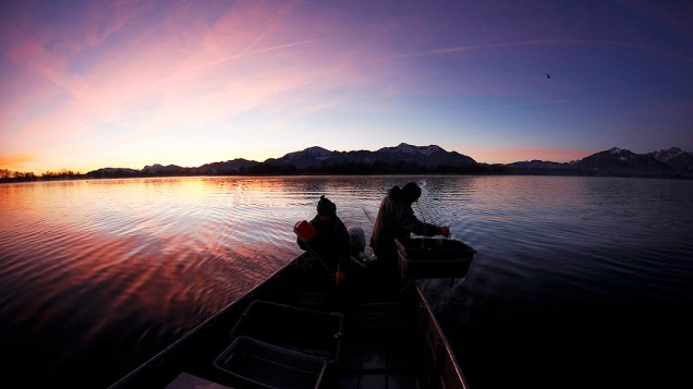 Pescadores lançam suas redes no lago Chiemsee perto de Prien, sul da Alemanha 