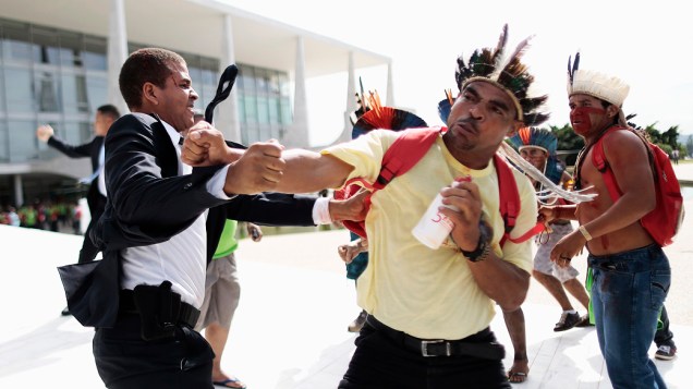 Um grupo de índios entrou em conflito com guardas durante um protesto contra a portaria referente à demarcação de terras, no Palácio do Planalto, em Brasília