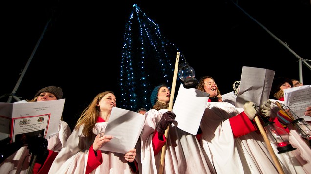 Coristas cantam músicas natalinas durante a cerimônia oficial para ligar as luzes da árvore de Natal na Trafalgar Square, centro de Londres, Inglaterra
