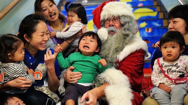 Crianças posam com Papai Noel nesta segunda-feira (9) em Tóquio, no Japão